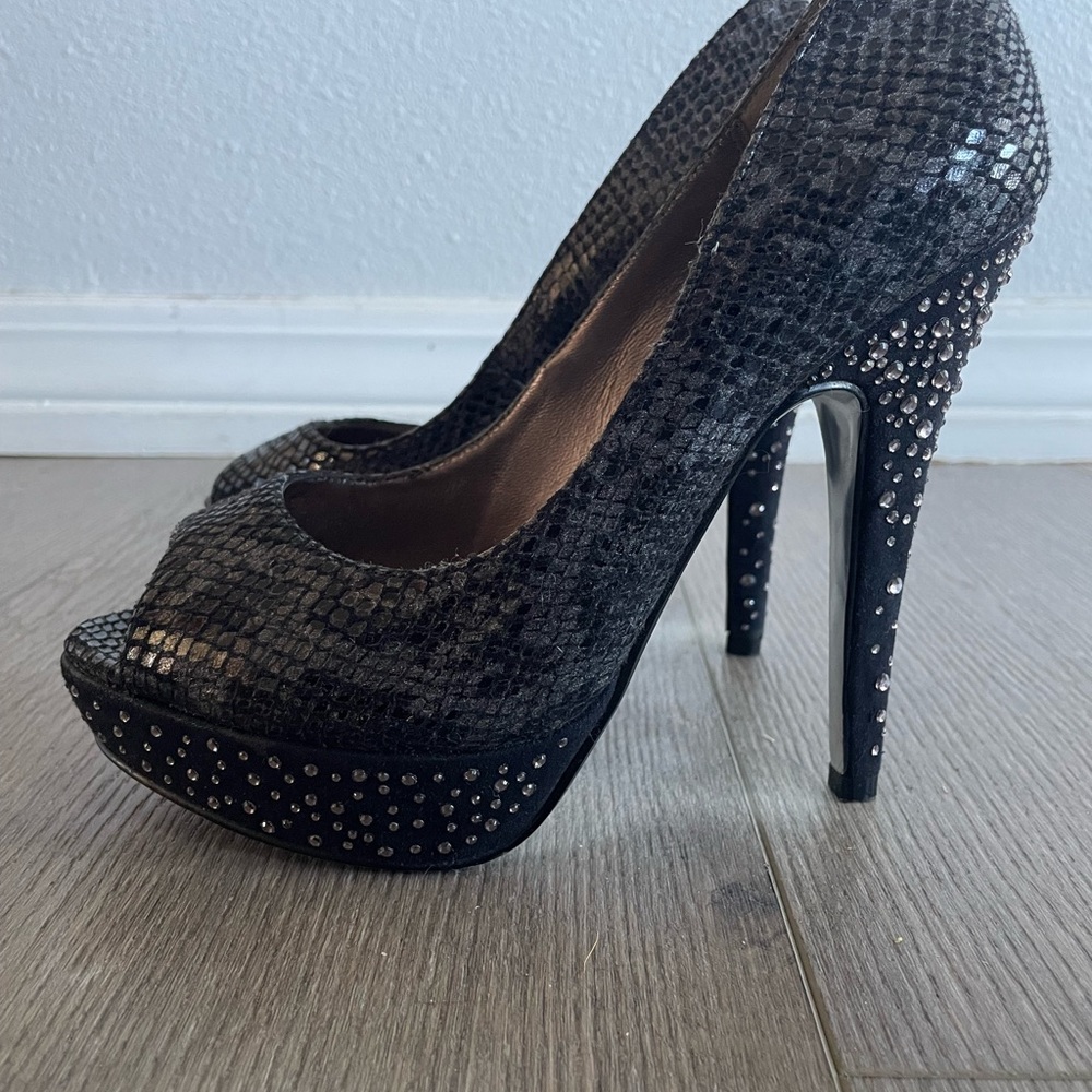 Beautiful Mariah Carey peep toe pumps. Size 6. Only worn to try on around house.